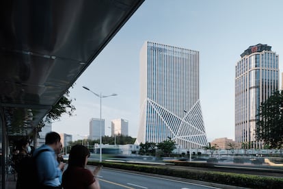 Vista, en el contexto de Xiamen, de la nueva sede de la empresa JOMOO.