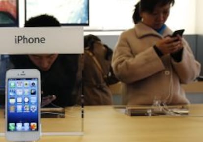 Clientes en una Apple Store en la ciudad china de Beijing.