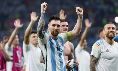 Lionel Messi celebra con sus compañeros de selección el pase a cuartos de Argentina tras vencer por dos tantos a uno a Australia. 