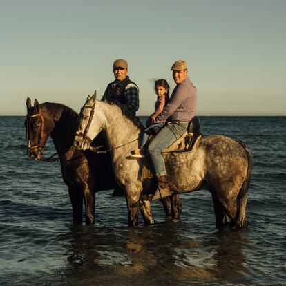 Ismael Casas (izquierda) y Samuel Esquivel pasean por la playa de Levante de La Línea a caballo. Esta zona, prácticamente virgen, nunca ha sido desarrollada turísticamente y es utilizada por los contrabandistas y narcotraficantes para sus comercios ilegales.