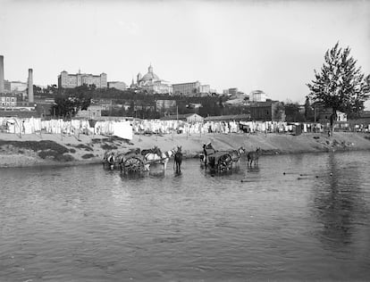 Unos carruajes pasan por el río Manzanares, en una imagen sin datar.