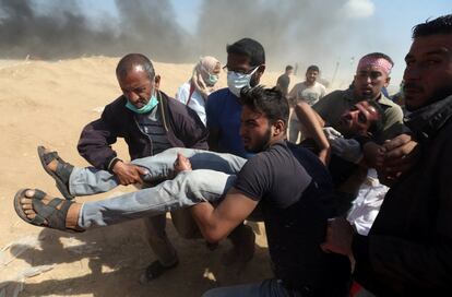 Un manifestante herido es evacuado durante los enfrentamientos al sur de la Franja de Gaza. 