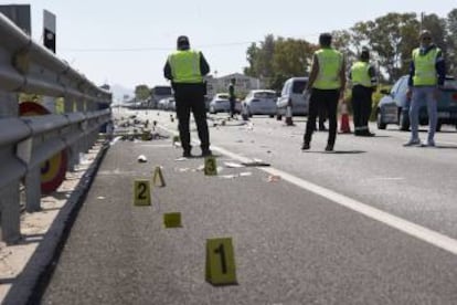 Guardia Civil officers investigate the recent accident in Olvera (Valencia) in which two cyclists were killed.