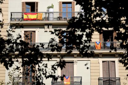 Banderas española, catalana y 'estelada' (independentista), en los balcones de un edificio de Barcelona en septiembre de 2017.