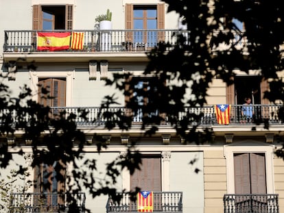 Banderas española, catalana y 'estelada' (independentista), en los balcones de un edificio de Barcelona en septiembre de 2017.