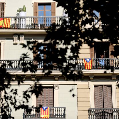 Dvd 864 (29-09-17) Banderas espanola, catalana y la estelada, en Gran Via de les Corts, en Barcelona. © Samuel Sanchez
