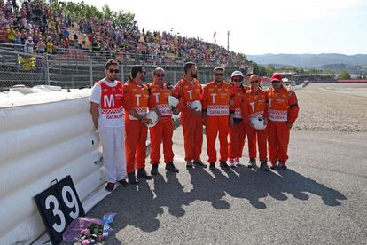 Comisarios de pista rinden su particular homenaje a Salom, en la curva 12, donde sufrió el accidente fatal que acabó con su vida. 