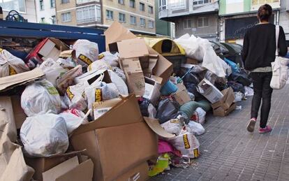 Basura acumulada ayer en las calles de Lugo.