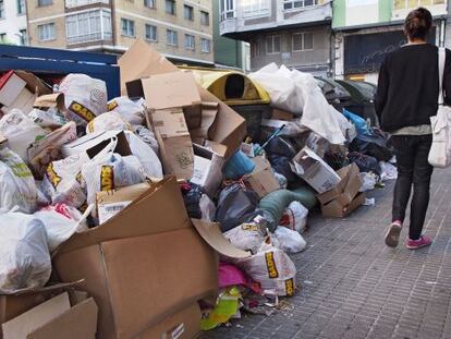 Basura acumulada ayer en las calles de Lugo.