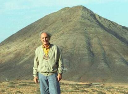 Eduardo Chillida, con la montaña de Tindaya al fondo, en 1996.