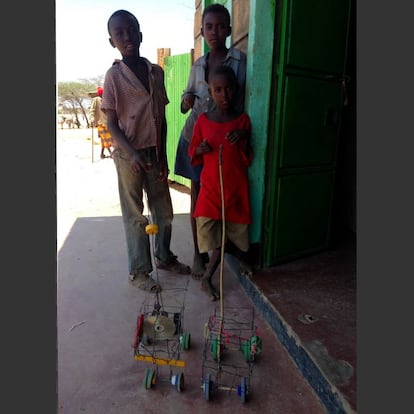 2014, norte de Kenia. Una imagen que creo que resultó didáctica para los pequeños con los que compartí mi experiencia en un colegio español. Estos niños kenianos habían construido camiones de juguete con los materiales que tenían a mano. En Darfur, donde la presencia de la comunidad humanitaria era palpable, incluso fabricaban todoterrenos y helicópteros…