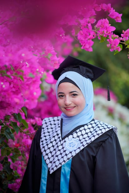 Yara Ashour, tras terminar la carrera de Medicina en Gaza en 2022, en una imagen cedida por ella.