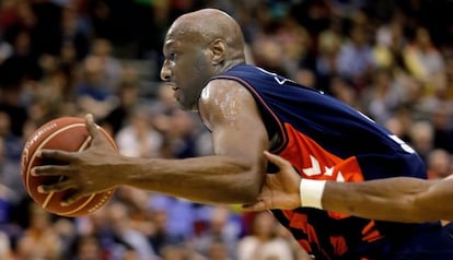 Lamar Odom, durante el Valencia-Baskonia de la Liga Endesa.
