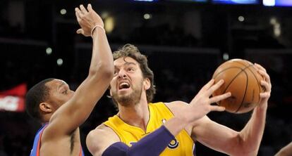 Pau Gasol encara a Evan Turner. 