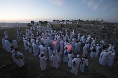 Miembros de la antigua comunidad samaritana oran para celebrar el fin de la fiesta de la Pascua en la cima del monte Gerizim, cerca de la ciudad cisjordana de Naplusa.