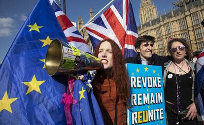 Un grupo de jóvenes protesta contra el Brexit frente al Parlamento británico el pasado 10 de abril. 