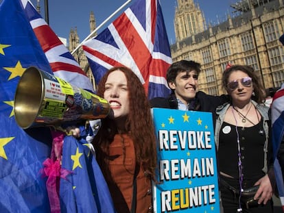 Un grupo de jóvenes protesta contra el Brexit frente al Parlamento británico el pasado 10 de abril. 