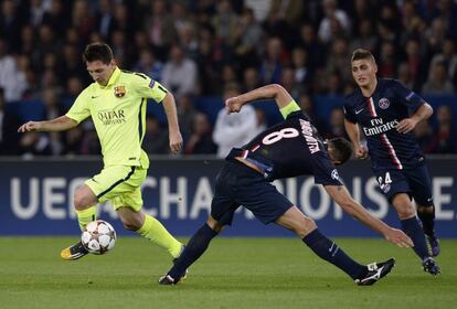 Thiago Motta (C) compite con el delantero argentino del Barcelona Lionel Messi (I).