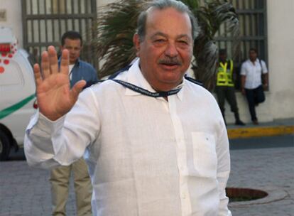 El mexicano Carlos Slim saluda a los fotógrafos paseando por las calles de Cartagena de Indias.