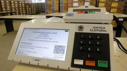 Uma urna eletrônica de um colégio eleitoral no Rio de Janeiro. Votação nas eleições 2020 vai das 7h às 17h em todo o Brasil.