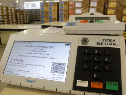 Uma urna eletrônica de um colégio eleitoral no Rio de Janeiro. Votação nas eleições 2020 vai das 7h às 17h em todo o Brasil.