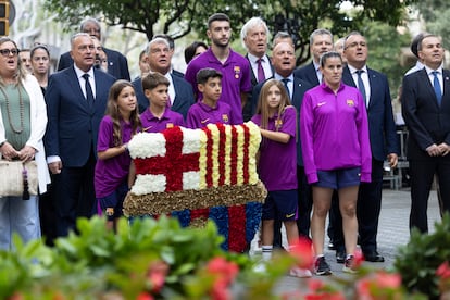 Miembros de la junta directiva, entrenadores y jugadores, junto a otros representantes del FC Barcelona, participan en la tradicional ofrenda floral al monumento a Rafael Casanova.