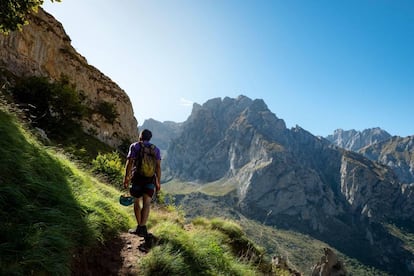 Un escalador al inicio de la vía ferrata de Valdeón (León)