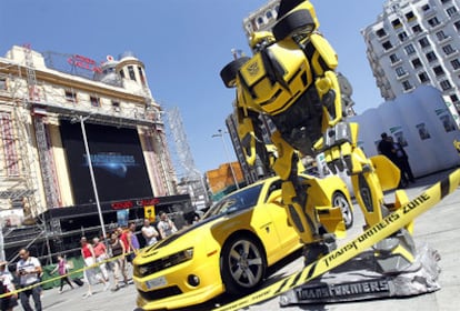 Presentación en Madrid de la película 'Transformer III. El lado oscuro de la Luna' con los robots y camiones del espectáculo.