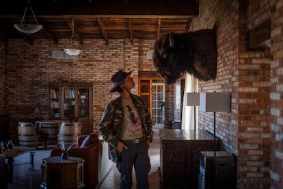 Joaquín García observa la cabeza de un bisonte discado al interior de la casa del Rancho El Uno.