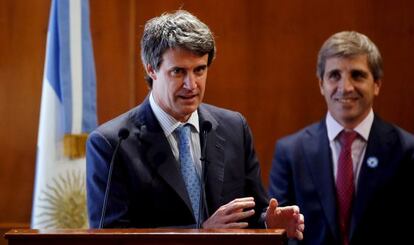 El ministro de Hacienda argentino, Alfonso Prat-Gay, toma este viernes juramento a sus secretarios, incluido el de Finanzas, Luis Caputo (derecha).