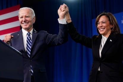 喬·拜登和卡馬拉·哈里斯出席 2023 年在費城舉行的民主黨全國委員會會議。