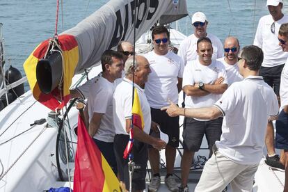 Felipe VI charlando con los tripulantes del 'Aifos'.