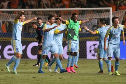 Los jugadores del Astana celebran el pase.