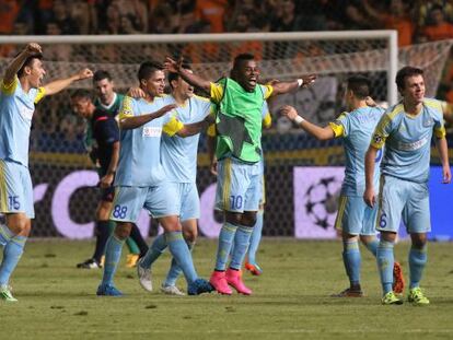 Los jugadores del Astana celebran el pase.