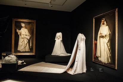En 2019, el Museo Thyssen-Bornesmisza de Madrid presentó la exposición 'Balenciaga y la pintura española', en la que mostraba las inspiraciones pictóricas tras las prendas del diseñador. Los cartujos de Zurbrarán (en la imagen) fueron una de sus grandes referencias.