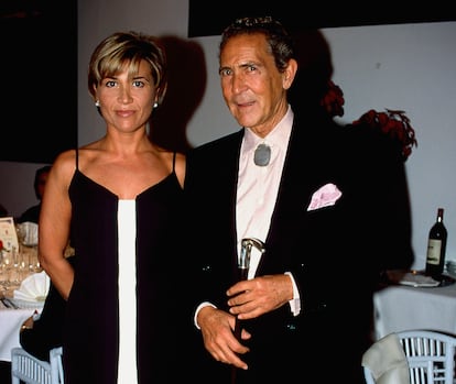 Julia Otero junto al escritor Antonio Gala, en Madrid en 1995.