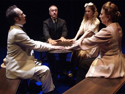 Representación de <i>Tantas voces...</i>, de Pirandello, con dirección de Natalia Menéndez y escenografía de Andrea D'Orico.