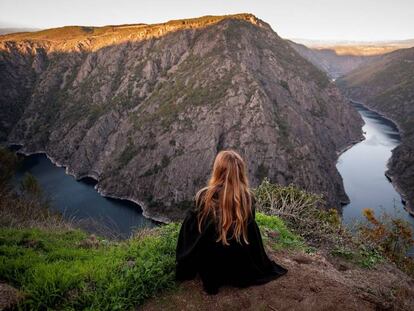 Una mujer observa el Cañón del Sil desde el mirador de Vilouxe, corazón de la Ribera Sacra.