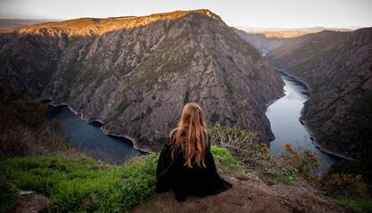 Una mujer observa el Cañón del Sil desde el mirador de Vilouxe, corazón de la Ribera Sacra.