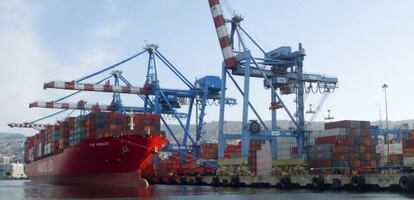 Un navío portacontenedores de Hamburg Süd, propietaria de CCNI desde este año, atracado en el puerto de Valparaíso (Chile). 