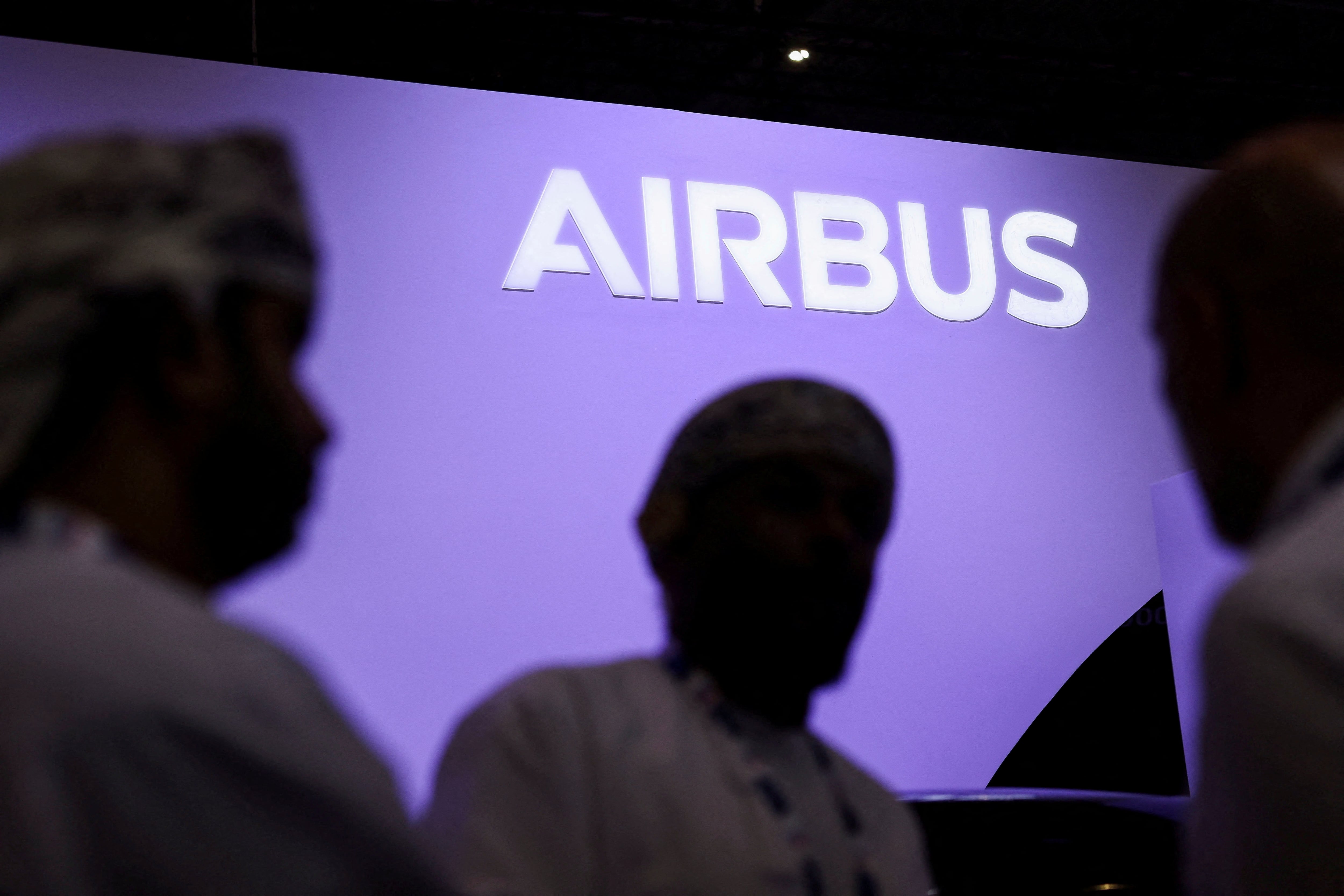 El logotipo de Airbus en el expositor de la compañía en la feria Dubai Airshow, celebrada el pasado mes de noviembre en Dubai.