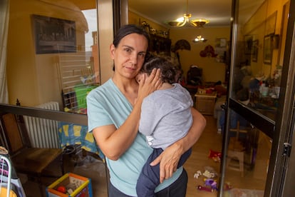 Alazne Páramo, portavoz de la Asociación Madres Solteras por Elección, con su hija, en su casa en Bilbao.