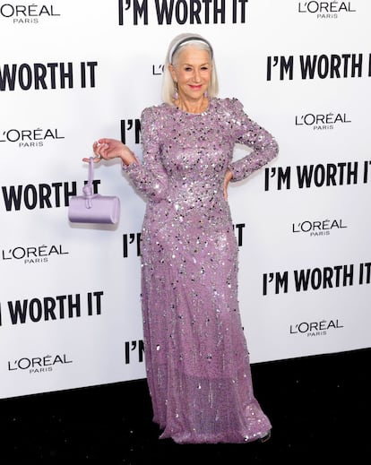 E un evento de L’Oréal Paris, marca de la que es embajadora, celebrado esta vez en Hollywood, Mirren llevó el vestido con lentejuelas Aurora de Jenny Packham. Le añadió un toque divertido con su diadema plateada.
