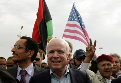 El senador y candidato en 2008 a la presidencia de EE UU, John McCain, visita la base de los rebeldes libios en Bengasi.