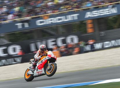 Márquez toma una curva del circuito de Assen.