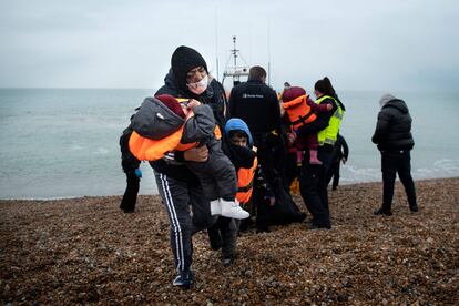 Un grupo de migrantes llega este miércoles a la costa británica.
