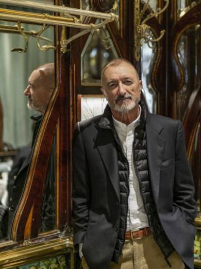 Arturo Pérez-Reverte en París el 1 de octubre.