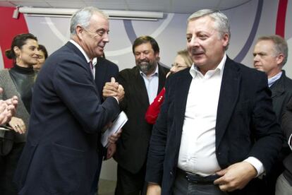 Caamaño saluda a Pachi Vázquez, en la noche de la derrota electoral, ante la presencia de José Blanco —a la derecha—y, tras él, Antolín Sánchez Presedo.