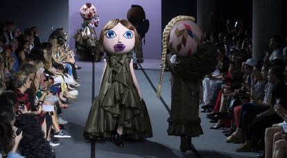 Los cabezones de felpa en el desfile de alta costura de Viktor & Rolf.