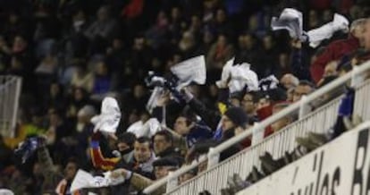 Pañolada en Mestalla tras la goleada del Madrid